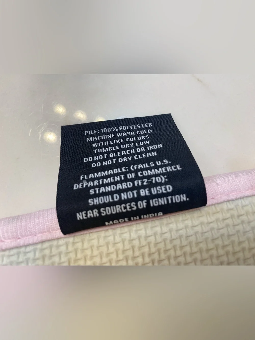 TAHARI ❤️So soft Bow pattern Bath Rug Baby Pink /White 17x24”New